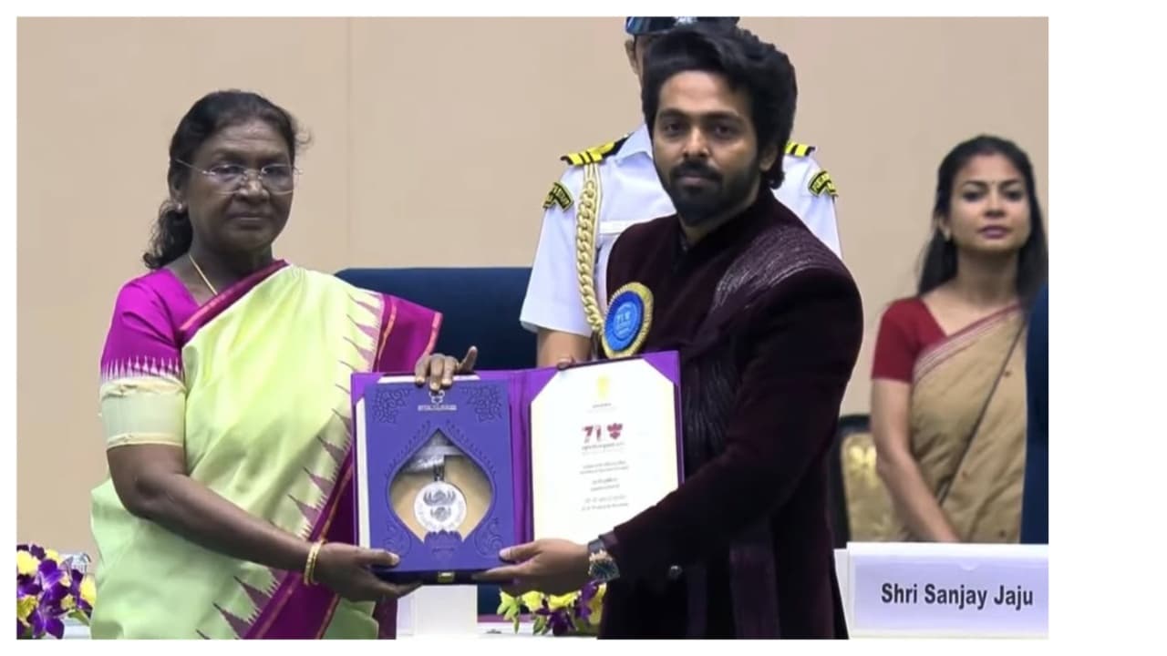 రెండు జాతీయ అవార్డులు గెలిచిన జీవీ ప్రకాష్ కు ఏఆర్ రెహమాన్ ఇచ్చిన విలువైన బహుమతి ఏంటి? రెండు జాతీయ అవార్డులు గెలిచిన జీవీ ప్రకాష్ కు ఏఆర్ రెహమాన్ ఇచ్చిన విలువైన బహుమతి ఏంటి?