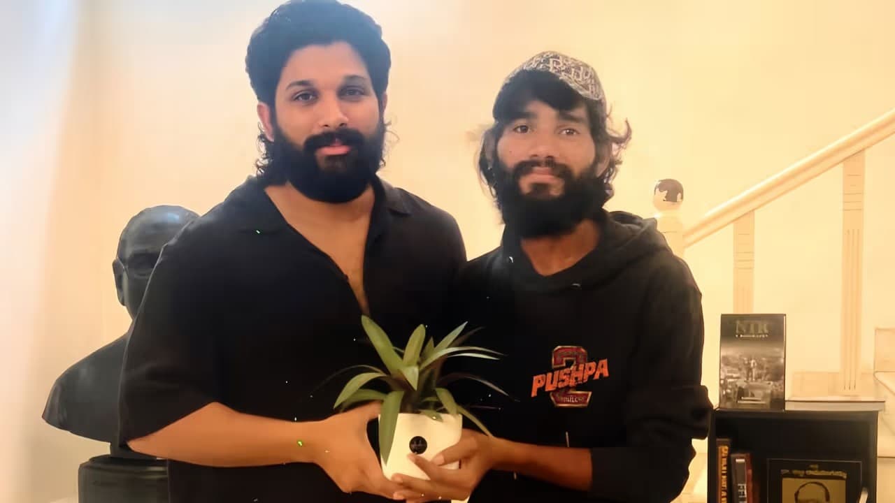 అల్లు అర్జున్ కోసం 250 కి.మీ పాదయాత్ర, అభిమానులతో ఐకాన్ స్టార్ గడిపిన బెస్ట్ ఎమోషనల్ మూమెంట్స్ అల్లు అర్జున్ కోసం 250 కి.మీ పాదయాత్ర, అభిమానులతో ఐకాన్ స్టార్ గడిపిన బెస్ట్ ఎమోషనల్ మూమెంట్స్