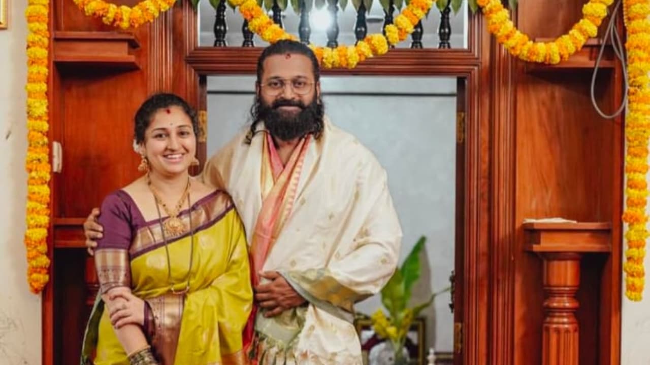 సెల్ఫీతో చిగురించిన ప్రేమ.. కాంతారకు వెన్నెముకైన రిషబ్ శెట్టి భార్య ప్రగతి ఎవరు? సెల్ఫీతో చిగురించిన ప్రేమ.. కాంతారకు వెన్నెముకైన రిషబ్ శెట్టి భార్య ప్రగతి ఎవరు?