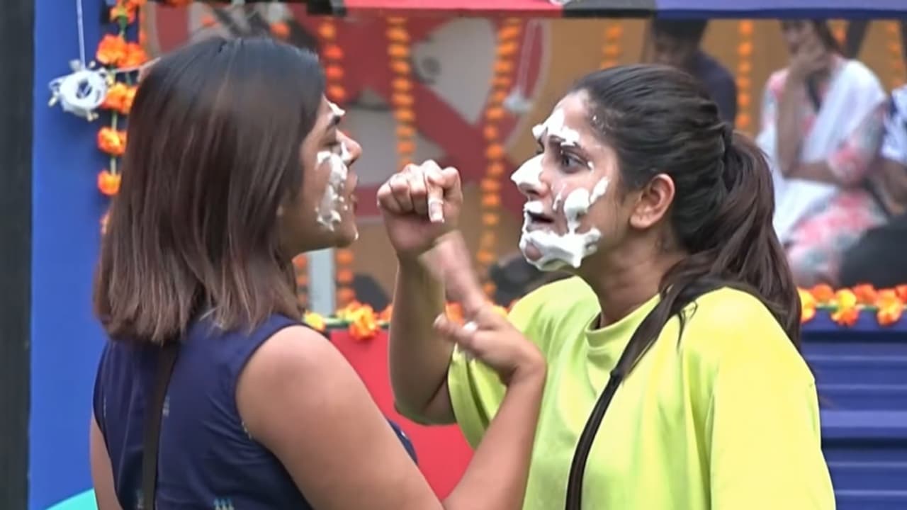 లవ్ ట్రాక్ నడపడానికే బిగ్ బాస్ కి వచ్చింది.. రీతూ, అయేషా మధ్య రణరంగం లవ్ ట్రాక్ నడపడానికే బిగ్ బాస్ కి వచ్చింది.. రీతూ, అయేషా మధ్య రణరంగం