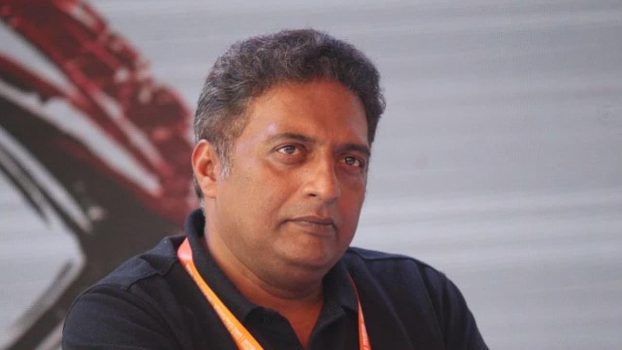 అర్ధరాత్రి ప్రకాష్ రాజ్ ఇంటికి వెళ్లి.. దౌర్జన్యం చేసిన స్టార్ డైరెక్టర్ ఎవరో తెలుసా? అర్ధరాత్రి ప్రకాష్ రాజ్ ఇంటికి వెళ్లి.. దౌర్జన్యం చేసిన స్టార్ డైరెక్టర్ ఎవరో తెలుసా?