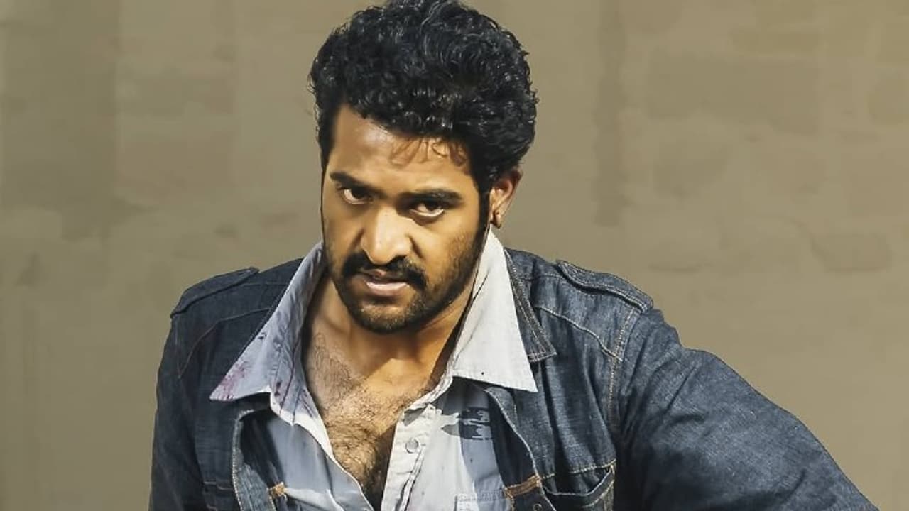 వాళ్లిద్దరూ చేసింది నచ్చక షూటింగ్ నుంచి వెళ్లిపోయిన జూ.ఎన్టీఆర్, భరించలేని అవమానం.. నాగ్ కూడా హ్యాండిచ్చారు వాళ్లిద్దరూ చేసింది నచ్చక షూటింగ్ నుంచి వెళ్లిపోయిన జూ.ఎన్టీఆర్, భరించలేని అవమానం.. నాగ్ కూడా హ్యాండిచ్చారు