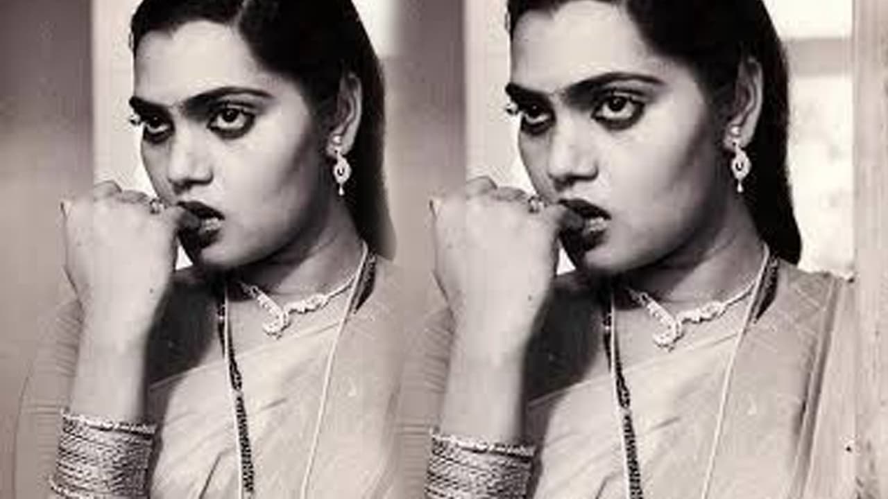 సిల్క్ స్మిత: రజినీ, కమల్కే షాక్ ఇచ్చిన సినిమాలు! ఇప్పుడూ ట్రెండింగ్లో.. చూస్తే దిమ్మతిరగాల్సిందే! సిల్క్ స్మిత: రజినీ, కమల్కే షాక్ ఇచ్చిన సినిమాలు! ఇప్పుడూ ట్రెండింగ్లో.. చూస్తే దిమ్మతిరగాల్సిందే!
