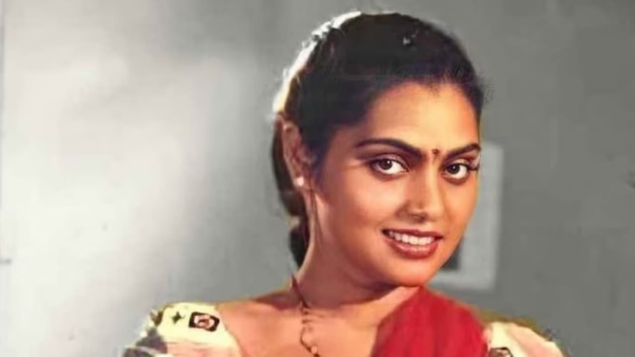సిల్క్ స్మితతో చిరు సీన్లో షాకింగ్ ట్విస్ట్! కాలు మీద కాలేసుకుని కూర్చుంటే అంతేనా? మెగా మాస్ రియాక్షన్! సిల్క్ స్మితతో చిరు సీన్లో షాకింగ్ ట్విస్ట్! కాలు మీద కాలేసుకుని కూర్చుంటే అంతేనా? మెగా మాస్ రియాక్షన్!
