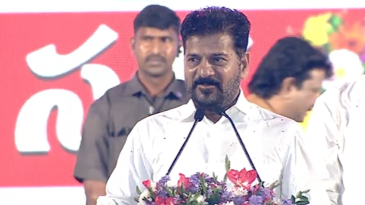 స్టార్ హీరోల సినిమాలకు సీఎం రేవంత్ రెడ్డి ఝలక్.. ఆదాయంలో 20శాతం సినీ కార్మికులకు ఇస్తేనే టికెట్ రేట్ల పెంపు స్టార్ హీరోల సినిమాలకు సీఎం రేవంత్ రెడ్డి ఝలక్.. ఆదాయంలో 20శాతం సినీ కార్మికులకు ఇస్తేనే టికెట్ రేట్ల పెంపు