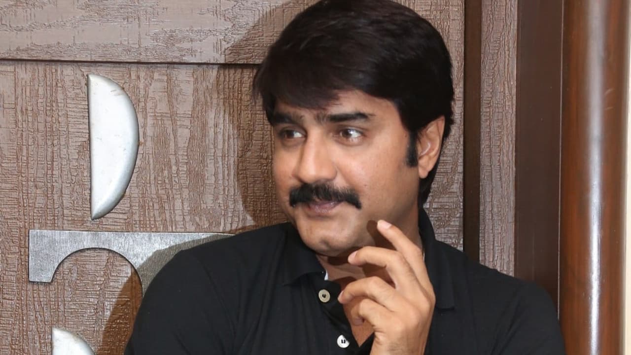 హీరో శ్రీకాంత్ ఫస్ట్ లవ్ స్టోరీ, పెళ్లి చేసుకోవాలనుకుంటే కాంపిటీషన్గా మరో ఫ్రెండ్.. త్యాగమూర్తి హీరో శ్రీకాంత్ ఫస్ట్ లవ్ స్టోరీ, పెళ్లి చేసుకోవాలనుకుంటే కాంపిటీషన్గా మరో ఫ్రెండ్.. త్యాగమూర్తి