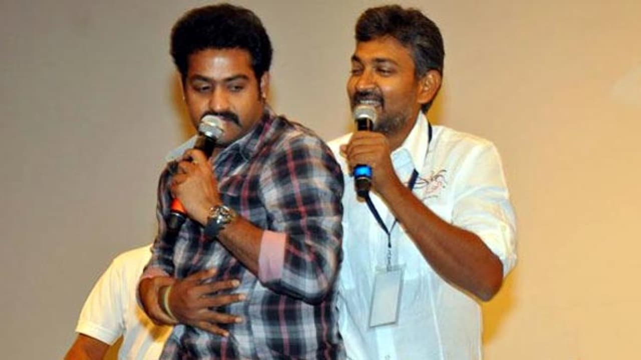 రాజమౌళి గురించి మాట్లాడే అర్హత ఎవరికీ లేదు, పాత బైక్ లో తిరుగుతూ.. ఎన్టీఆర్ ఇలా ఎందుకు అన్నారో తెలుసా రాజమౌళి గురించి మాట్లాడే అర్హత ఎవరికీ లేదు, పాత బైక్ లో తిరుగుతూ.. ఎన్టీఆర్ ఇలా ఎందుకు అన్నారో తెలుసా