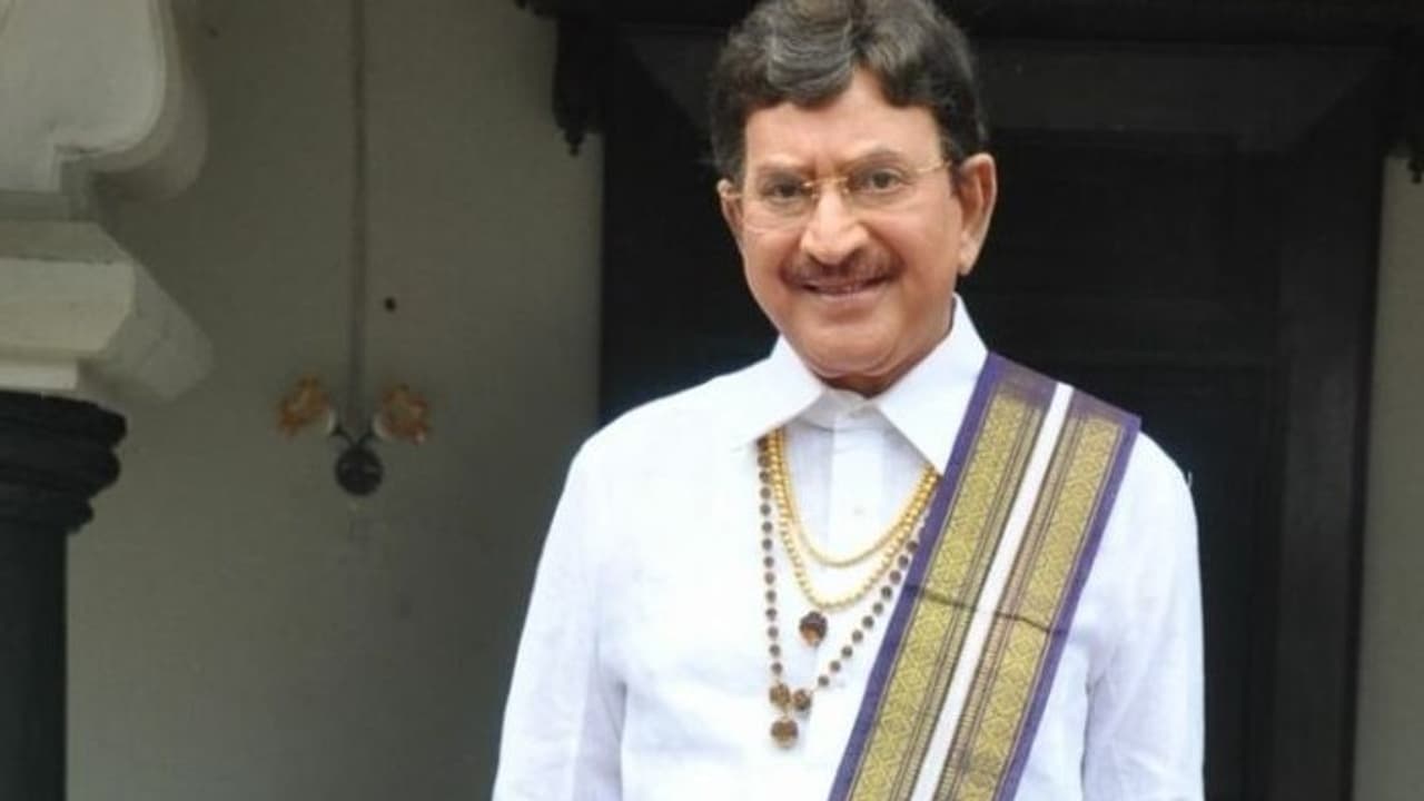 కృష్ణ క్రేజ్ పోయిందని సినిమానే ఆపేసిన నిర్మాత, హీరోయిన్ గా విజయశాంతి.. సూపర్ స్టార్ రియాక్షన్ ఇదే కృష్ణ క్రేజ్ పోయిందని సినిమానే ఆపేసిన నిర్మాత, హీరోయిన్ గా విజయశాంతి.. సూపర్ స్టార్ రియాక్షన్ ఇదే