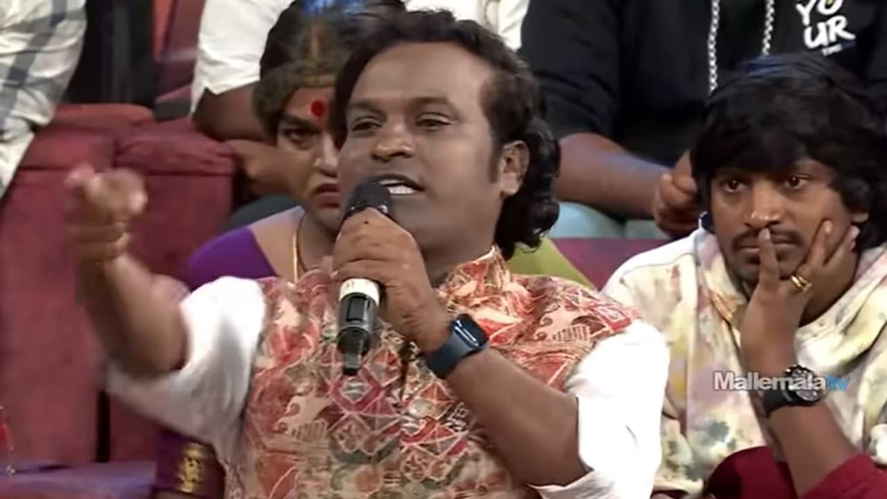 ఆ చంద్రుడు లేనిదే ఈ సూర్యుడు లేడు: స్టేజ్ పైనే కన్నీరు పెట్టిన రచ్చ రవి, జబర్దస్త్ ఎమోషనల్ మూమెంట్ ఆ చంద్రుడు లేనిదే ఈ సూర్యుడు లేడు: స్టేజ్ పైనే కన్నీరు పెట్టిన రచ్చ రవి, జబర్దస్త్ ఎమోషనల్ మూమెంట్