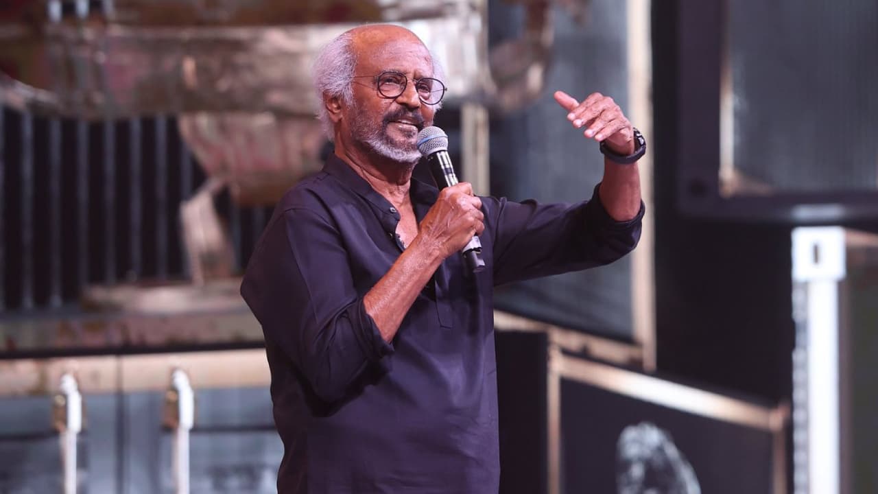 2 రూపాయలు కూలీ, లగేజ్ మోయించి రజినీకాంత్ ను అవమానించిన వ్యక్తి ఎవరు? 2 రూపాయలు కూలీ, లగేజ్ మోయించి రజినీకాంత్ ను అవమానించిన వ్యక్తి ఎవరు?