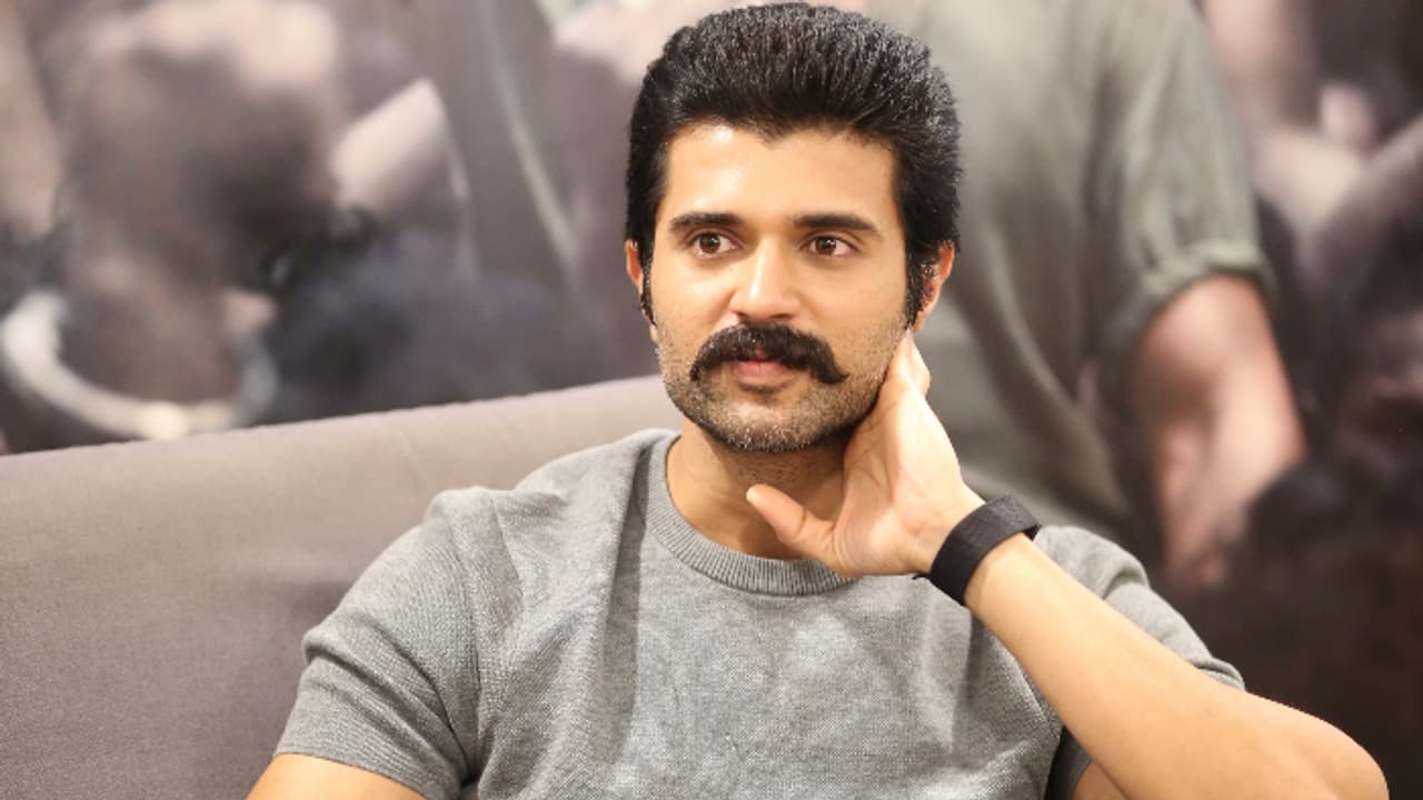 విజయ్ దేవరకొండ గురించి ఈ 6 ఆసక్తికర విషయాలు తెలుసా.. అవార్డు వేలం వేయడం నుంచి రౌడీ వేర్ బ్రాండ్ వరకు విజయ్ దేవరకొండ గురించి ఈ 6 ఆసక్తికర విషయాలు తెలుసా.. అవార్డు వేలం వేయడం నుంచి రౌడీ వేర్ బ్రాండ్ వరకు