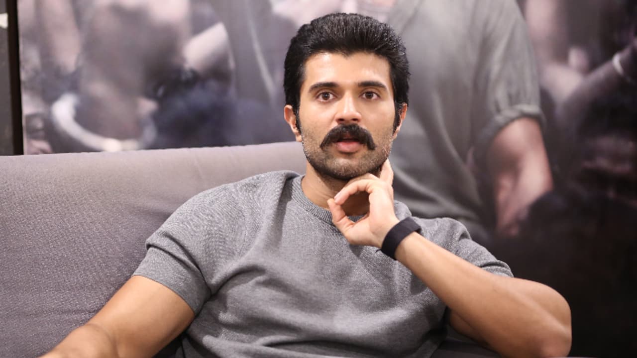 తన తెలంగాణ యాసపై ట్రోల్స్.. చెంపచెల్లుమనిపించే సమాధానం ఇచ్చిన విజయ్ దేవరకొండ తన తెలంగాణ యాసపై ట్రోల్స్.. చెంపచెల్లుమనిపించే సమాధానం ఇచ్చిన విజయ్ దేవరకొండ