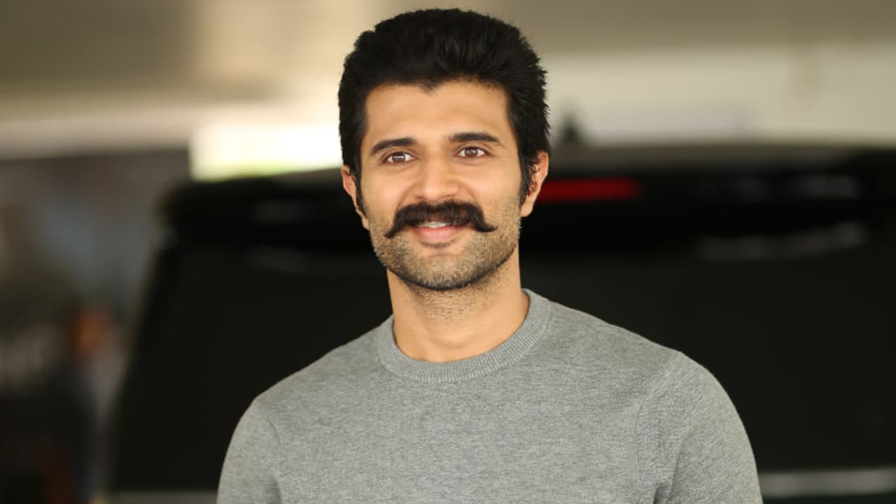 Vijay Deverakonda First Film: విజయ్ `నువ్విలా` కంటే ముందే నటించిన మూవీ ఏంటో తెలుసా? ఆ దైవభక్తికి, ఈ రౌడీకి సంబంధమే లేదు Vijay Deverakonda First Film: విజయ్ `నువ్విలా` కంటే ముందే నటించిన మూవీ ఏంటో తెలుసా? ఆ దైవభక్తికి, ఈ రౌడీకి సంబంధమే లేదు