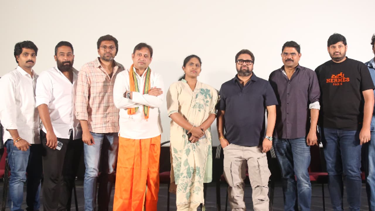 మీరు గ్యారంటీ ఇస్తే 50శాతం పెంచుతాం.. సినీ కార్మికుల వేతనాలపై చిన్న నిర్మాతలు ఆవేదన మీరు గ్యారంటీ ఇస్తే 50శాతం పెంచుతాం.. సినీ కార్మికుల వేతనాలపై చిన్న నిర్మాతలు ఆవేదన