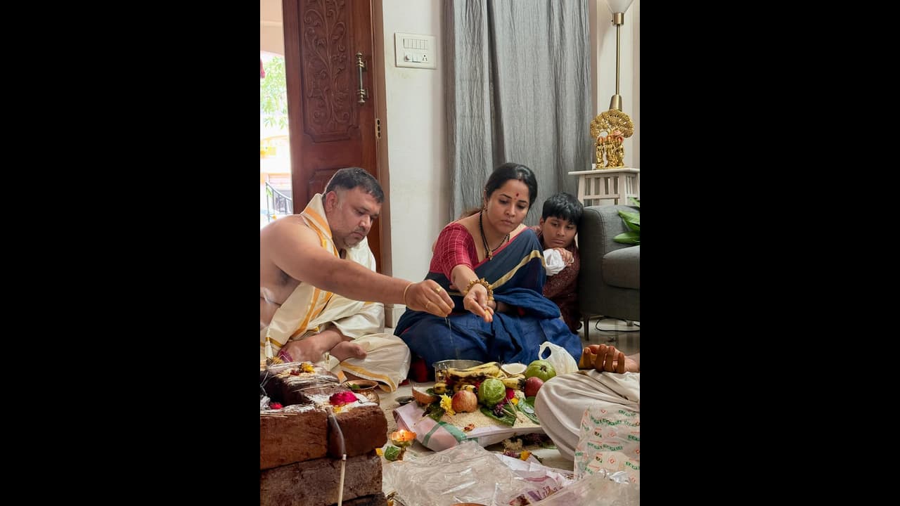 డార్క్ బ్లూ శారీలో మెరిసిపోతున్న అనసూయ.. ఇంట్లో వ్రతం చేస్తూ సందడి.. నెటిజన్లలో ఇంతటి మార్పు ఊహించలేం డార్క్ బ్లూ శారీలో మెరిసిపోతున్న అనసూయ.. ఇంట్లో వ్రతం చేస్తూ సందడి.. నెటిజన్లలో ఇంతటి మార్పు ఊహించలేం