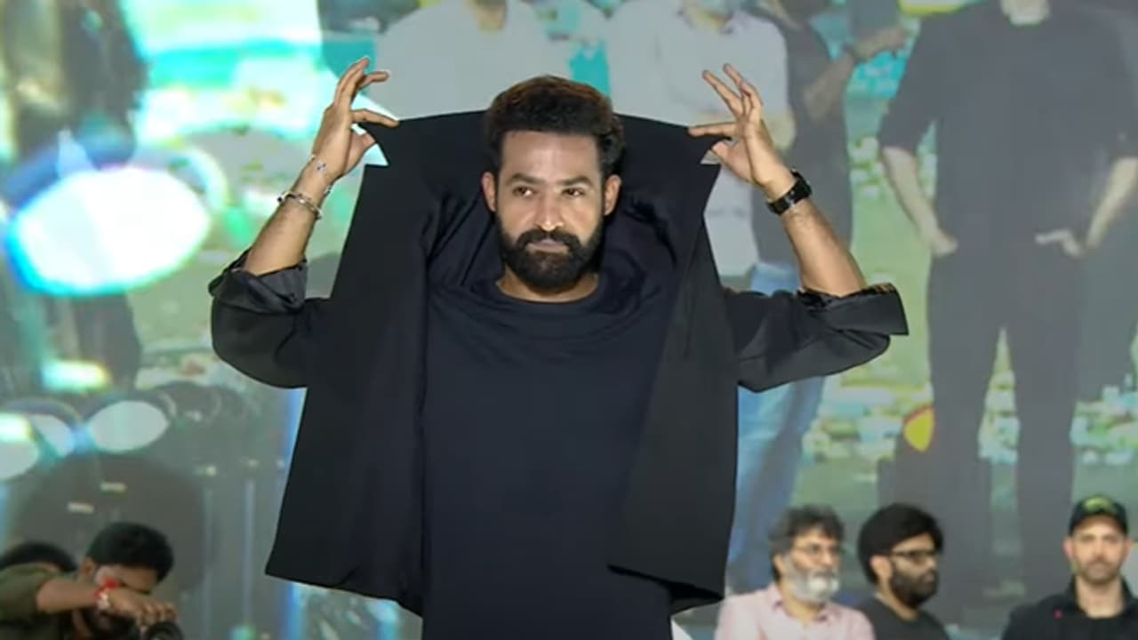 ఇండియాలో బెస్ట్ డ్యాన్సర్ ఎవరు, తెలుగులో అలాంటివారు లేరా ? ఎన్టీఆర్ కామెంట్స్ తో రగిలిన రగడ ఇండియాలో బెస్ట్ డ్యాన్సర్ ఎవరు, తెలుగులో అలాంటివారు లేరా ? ఎన్టీఆర్ కామెంట్స్ తో రగిలిన రగడ