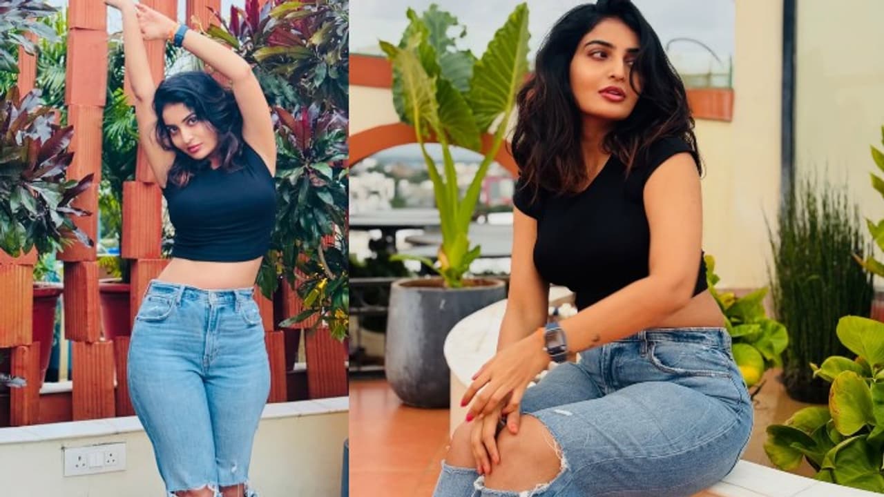 జీన్స్ ప్యాంట్ ధరించి వకీల్ సాబ్ బ్యూటీ క్రేజీ ఫోజులు.. తన గ్లామర్ కి ఎలాంటి క్యాప్షన్ ఇచ్చిందో తెలుసా.. జీన్స్ ప్యాంట్ ధరించి వకీల్ సాబ్ బ్యూటీ క్రేజీ ఫోజులు.. తన గ్లామర్ కి ఎలాంటి క్యాప్షన్ ఇచ్చిందో తెలుసా..