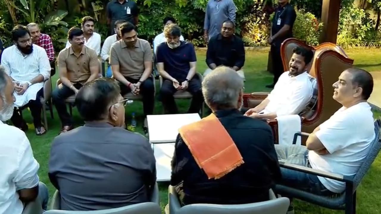 పరిశ్రమలో వ్యవస్థలను నియంత్రిస్తే ప్రభుత్వం సహించదు, సీఎం వార్నింగ్.. దర్శక నిర్మాతలతో భేటీ పరిశ్రమలో వ్యవస్థలను నియంత్రిస్తే ప్రభుత్వం సహించదు, సీఎం వార్నింగ్.. దర్శక నిర్మాతలతో భేటీ