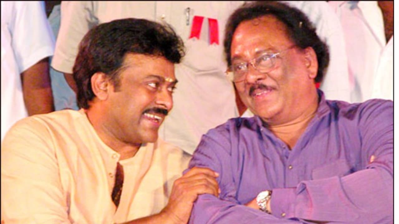 Krishnam Raju: చిరంజీవి ఇలా మనసు పడ్డాడో లేదో, మెడలో ఖరీదైన గిఫ్ట్ పెట్టిన కృష్ణంరాజు.. మర్చిపోలేని బర్త్ డే Krishnam Raju: చిరంజీవి ఇలా మనసు పడ్డాడో లేదో, మెడలో ఖరీదైన గిఫ్ట్ పెట్టిన కృష్ణంరాజు.. మర్చిపోలేని బర్త్ డే