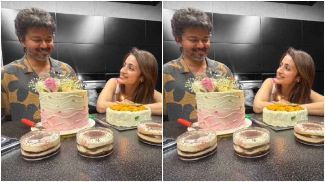విజయ్ని వదలని త్రిష! బర్త్డే పోస్ట్తో రూమర్స్కి చెక్.. మాస్ కౌంటర్! వైరల్ ఫోటో! విజయ్ని వదలని త్రిష! బర్త్డే పోస్ట్తో రూమర్స్కి చెక్.. మాస్ కౌంటర్! వైరల్ ఫోటో!