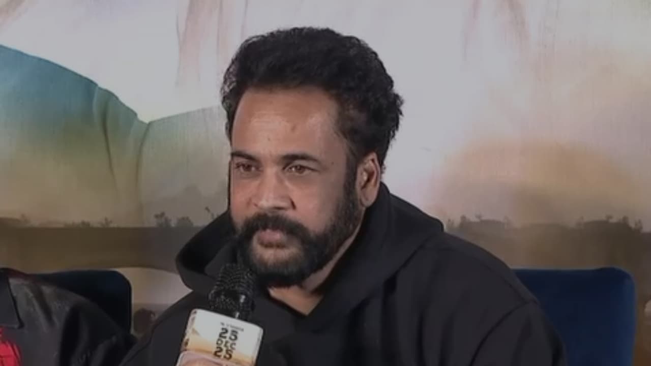 నటీమణుల దుస్తులపై శివాజీ సంచలన వ్యాఖ్యలు: సామాన్లు కనిపించకూడదంటూ షాక్! నటీమణుల దుస్తులపై శివాజీ సంచలన వ్యాఖ్యలు: సామాన్లు కనిపించకూడదంటూ షాక్!