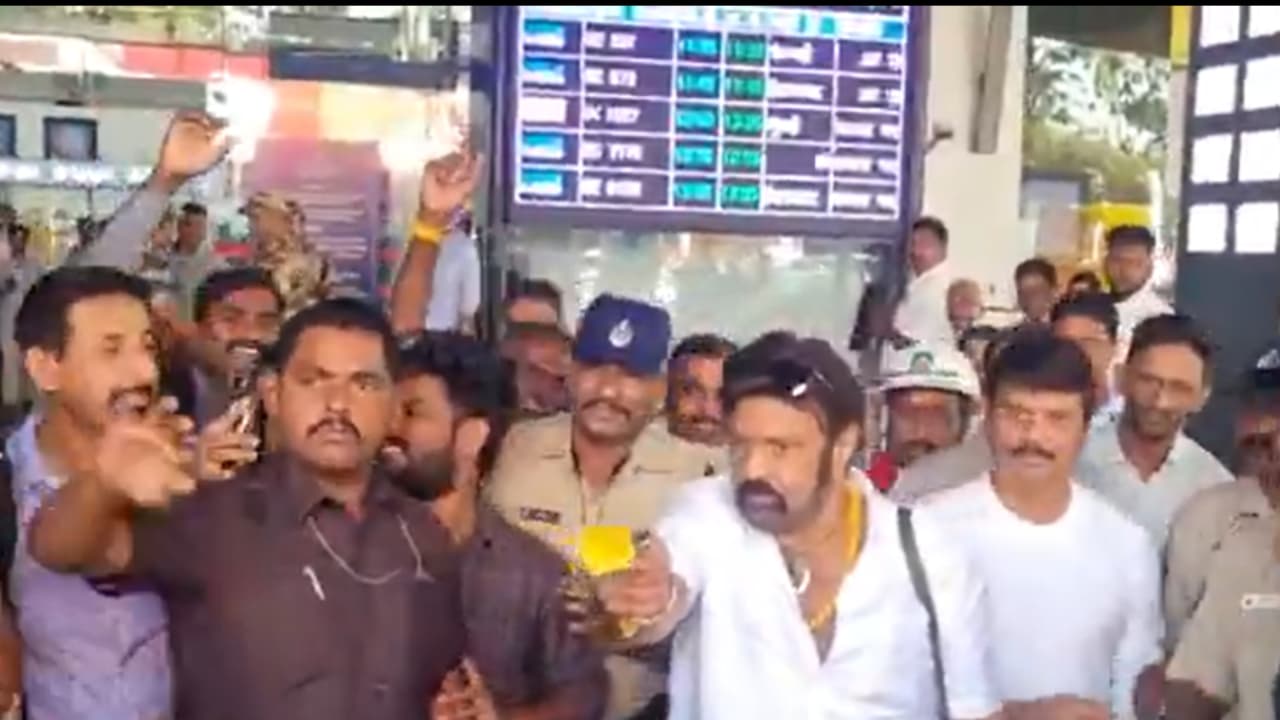 అభిమానిపై బాలకృష్ణ ఫైర్.. వాడు నాకు కనిపించొద్దంటూ బోయపాటికి వార్నింగ్ అభిమానిపై బాలకృష్ణ ఫైర్.. వాడు నాకు కనిపించొద్దంటూ బోయపాటికి వార్నింగ్