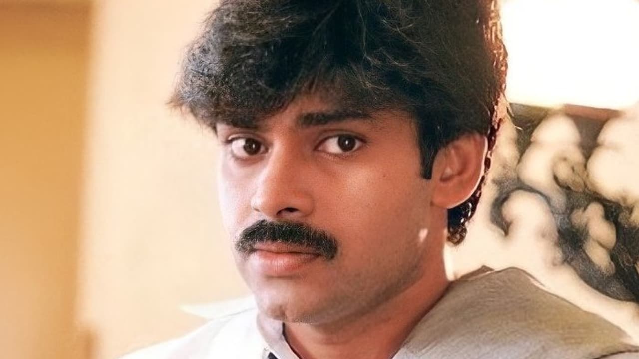 పవన్ కళ్యాణ్ క్రేజ్ ముందు ఓ స్టార్ హీరో తలవంచాడు! పోస్టర్ చూడలేక వెనక్కి వెళ్ళిపోయాడు, ఎందుకంటే..? పవన్ కళ్యాణ్ క్రేజ్ ముందు ఓ స్టార్ హీరో తలవంచాడు! పోస్టర్ చూడలేక వెనక్కి వెళ్ళిపోయాడు, ఎందుకంటే..?