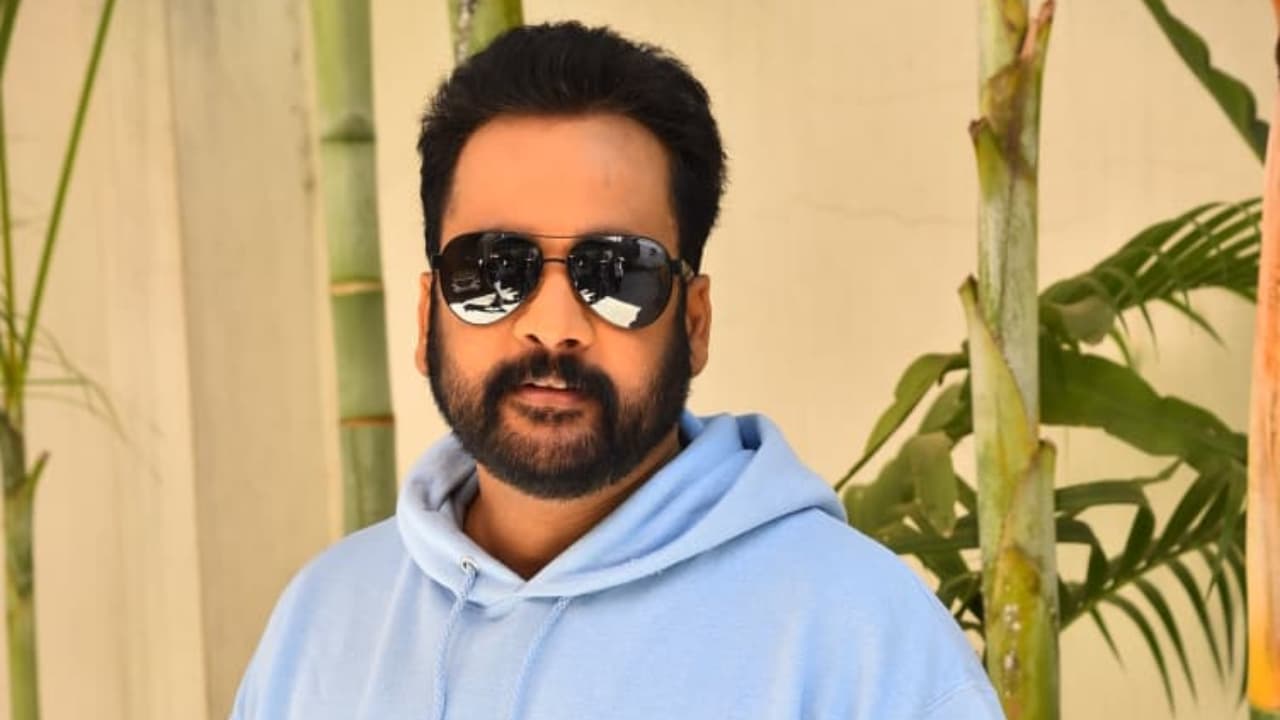 శివాజీ సంచలన వాదన: 'కులం కేవలం ముసుగు, డబ్బున్నోళ్ల లెక్కలే వేరు!' - సమాజంపై నటుడి బోల్డ్ కామెంట్స్ శివాజీ సంచలన వాదన: 'కులం కేవలం ముసుగు, డబ్బున్నోళ్ల లెక్కలే వేరు!' - సమాజంపై నటుడి బోల్డ్ కామెంట్స్