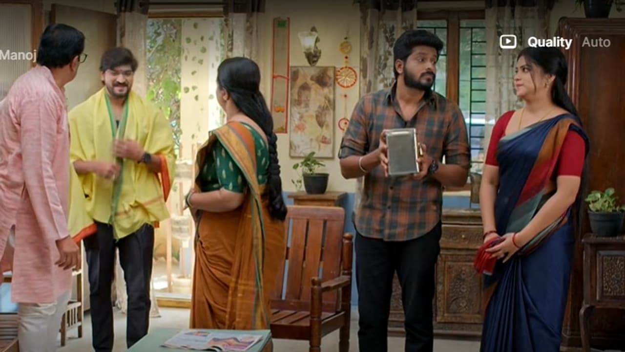 మనోజ్ అడుక్కునే దీక్ష: నడిచొచ్చే కొడుకు నిజమా? రోహిణి గతం, మీనా అబద్ధం కథలో కీలక మలుపు! మనోజ్ అడుక్కునే దీక్ష: నడిచొచ్చే కొడుకు నిజమా? రోహిణి గతం, మీనా అబద్ధం కథలో కీలక మలుపు!