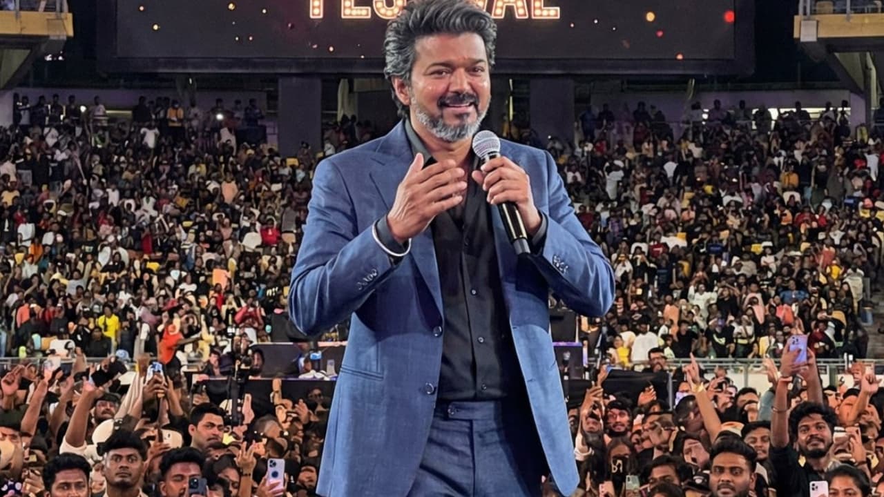 దళపతి విజయ్ సంచలన వ్యాఖ్యలు: సినిమాలను వదిలేస్తున్నది ఎవరి కోసం? దళపతి విజయ్ సంచలన వ్యాఖ్యలు: సినిమాలను వదిలేస్తున్నది ఎవరి కోసం?