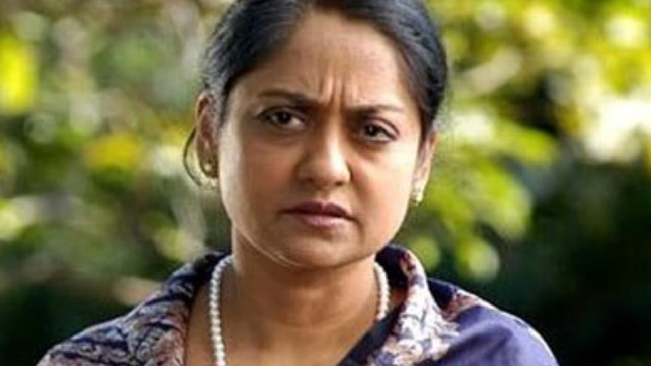 "మహేష్ బాబు కోపడ్డాడు.. నన్ను నిలదీశాడు!" - సీనియర్ నటి సంచలన వ్యాఖ్యలు "మహేష్ బాబు కోపడ్డాడు.. నన్ను నిలదీశాడు!" - సీనియర్ నటి సంచలన వ్యాఖ్యలు