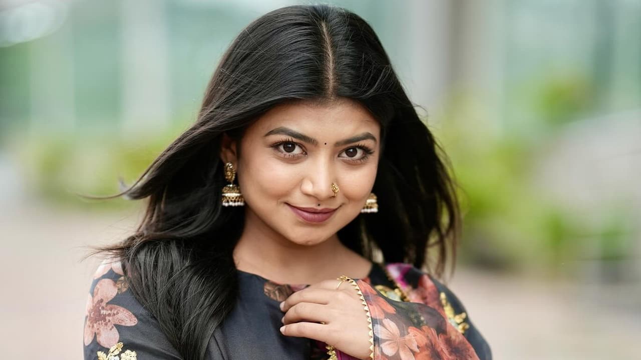 నందిని ఆత్మహత్య: వ్యక్తిగత సమస్యలా? కుటుంబ ఒత్తిళ్లా? తెరపైకి కొత్త కోణాలు! నందిని ఆత్మహత్య: వ్యక్తిగత సమస్యలా? కుటుంబ ఒత్తిళ్లా? తెరపైకి కొత్త కోణాలు!