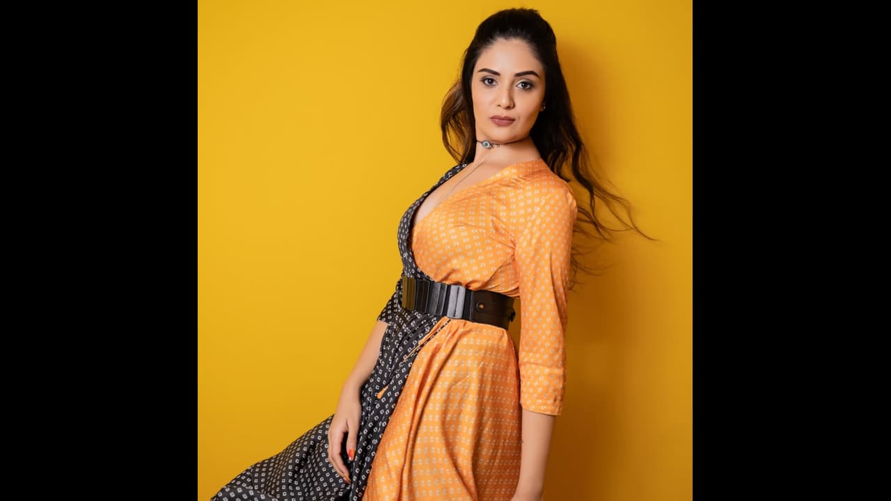 శ్రీముఖి రెమ్యునరేషన్ లీక్: ఒక్క షోకి అన్ని లక్షలా? షాకింగ్ అప్డేట్! శ్రీముఖి రెమ్యునరేషన్ లీక్: ఒక్క షోకి అన్ని లక్షలా? షాకింగ్ అప్డేట్!