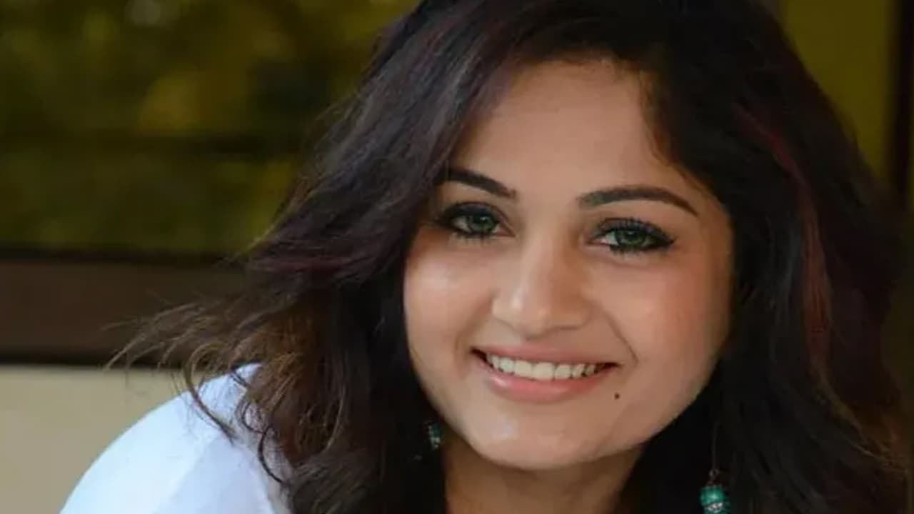 బట్టలేస్తే ఆఫర్లు! మాధవీలత సంచలన కామెంట్స్! ఇండస్ట్రీలో ఇంత జరుగుతోందా? బట్టలేస్తే ఆఫర్లు! మాధవీలత సంచలన కామెంట్స్! ఇండస్ట్రీలో ఇంత జరుగుతోందా?