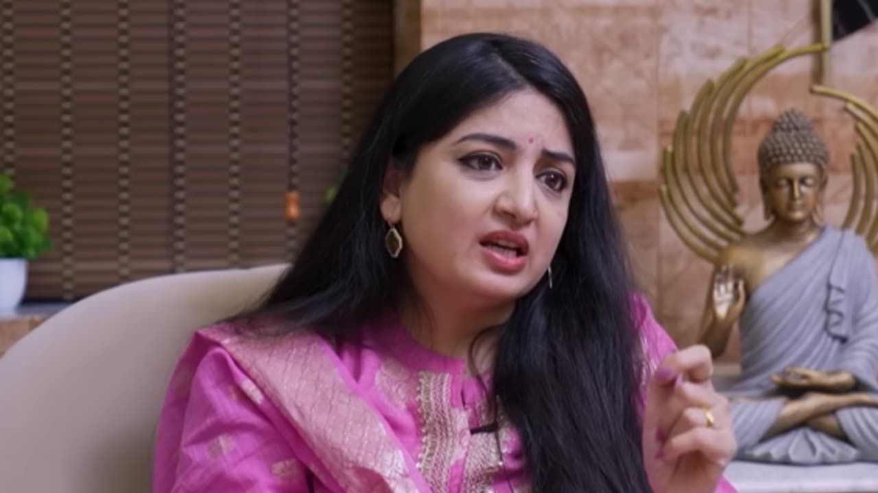 Poonam Kaur: ఆ స్టార్ హీరోని తన భార్యాపిల్లల వద్దకు వెళ్లకుండా చేశాడు.. డైరెక్టర్ దారుణాలు బయటపెట్టిన పూనమ్ కౌర్ Poonam Kaur: ఆ స్టార్ హీరోని తన భార్యాపిల్లల వద్దకు వెళ్లకుండా చేశాడు.. డైరెక్టర్ దారుణాలు బయటపెట్టిన పూనమ్ కౌర్