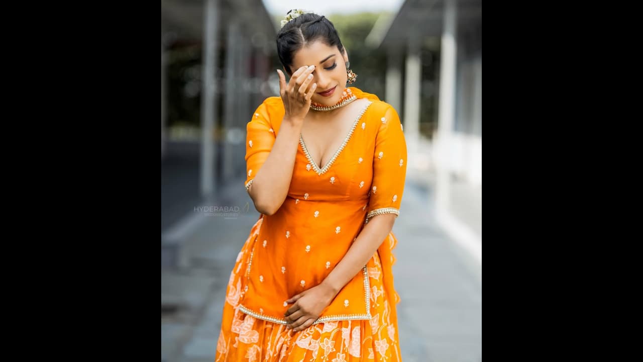 రష్మీ అందాల విందు! ఆరెంజ్ డ్రెస్లో రష్మీ గ్లామర్ రచ్చ!" అనసూయకు ఇక కష్టకాలమే? రష్మీ అందాల విందు! ఆరెంజ్ డ్రెస్లో రష్మీ గ్లామర్ రచ్చ!" అనసూయకు ఇక కష్టకాలమే?