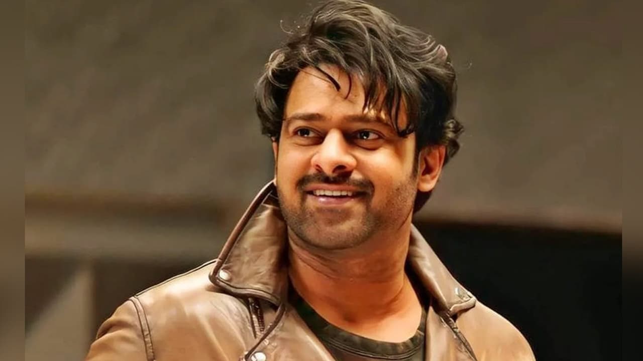 షాకింగ్: ప్రభాస్ తన వాళ్ళకి ఇచ్చే గిఫ్ట్ తెలిస్తే మైండ్ బ్లాంక్! షాకింగ్: ప్రభాస్ తన వాళ్ళకి ఇచ్చే గిఫ్ట్ తెలిస్తే మైండ్ బ్లాంక్!