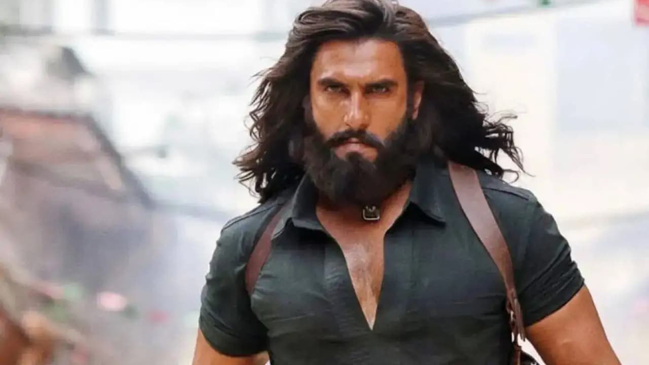 రణ్వీర్ 'ధురంధర్': బాక్సాఫీస్ బద్దలు.. RRR రికార్డుకు ఎసరు! మామూలు మాస్ కాదుగా!! రణ్వీర్ 'ధురంధర్': బాక్సాఫీస్ బద్దలు.. RRR రికార్డుకు ఎసరు! మామూలు మాస్ కాదుగా!!