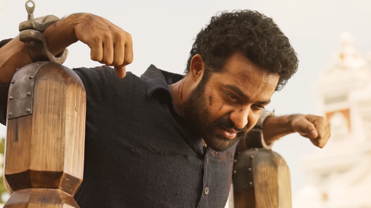 షాకింగ్: శోభన్ బాబు పార్థివ దేహాన్ని చూసే అర్హత లేదన్న ఎన్టీఆర్! చిరు ముందే ఏం జరిగిందంటే? షాకింగ్: శోభన్ బాబు పార్థివ దేహాన్ని చూసే అర్హత లేదన్న ఎన్టీఆర్! చిరు ముందే ఏం జరిగిందంటే?