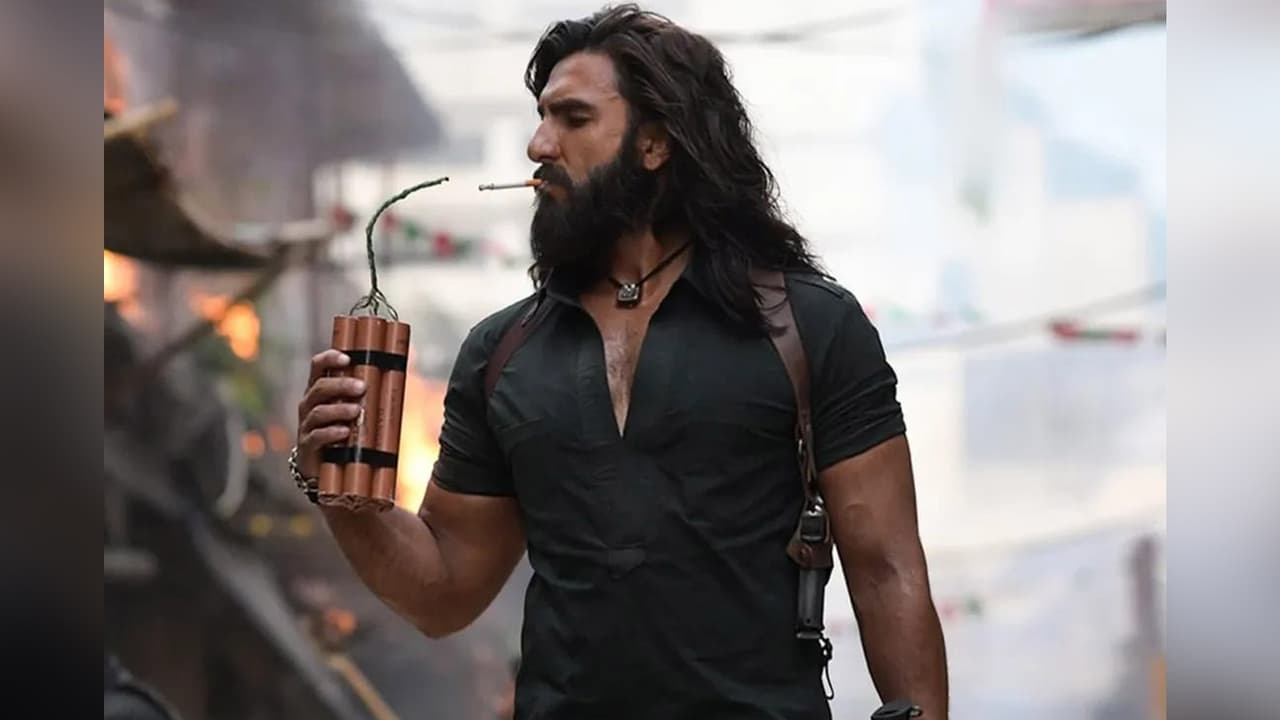 రణ్వీర్ సింగ్ దెబ్బకి నిర్మాతలకు దిమ్మతిరిగే షాక్! 'ధురంధర్' కోసం అన్ని కోట్లా? వైరల్ న్యూస్! రణ్వీర్ సింగ్ దెబ్బకి నిర్మాతలకు దిమ్మతిరిగే షాక్! 'ధురంధర్' కోసం అన్ని కోట్లా? వైరల్ న్యూస్!