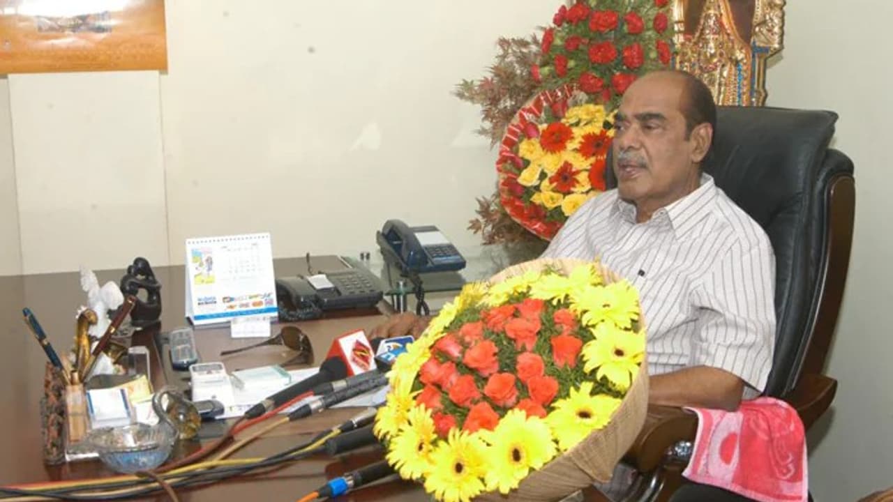 మాస్ న్యూస్: రామానాయుడుకి లైన్ వేసిన హీరోయిన్లు! హీరోగా చేయమని అంతలా అడిగారా? మాస్ న్యూస్: రామానాయుడుకి లైన్ వేసిన హీరోయిన్లు! హీరోగా చేయమని అంతలా అడిగారా?