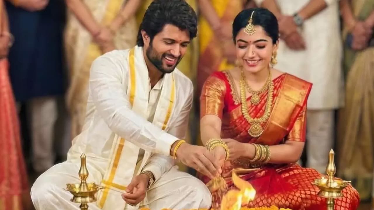 విజయ్, రష్మిక పెళ్లికి షాకింగ్ కండీషన్స్! నో ఫోన్స్, నో గిఫ్ట్స్! వైరల్ న్యూస్! విజయ్, రష్మిక పెళ్లికి షాకింగ్ కండీషన్స్! నో ఫోన్స్, నో గిఫ్ట్స్! వైరల్ న్యూస్!