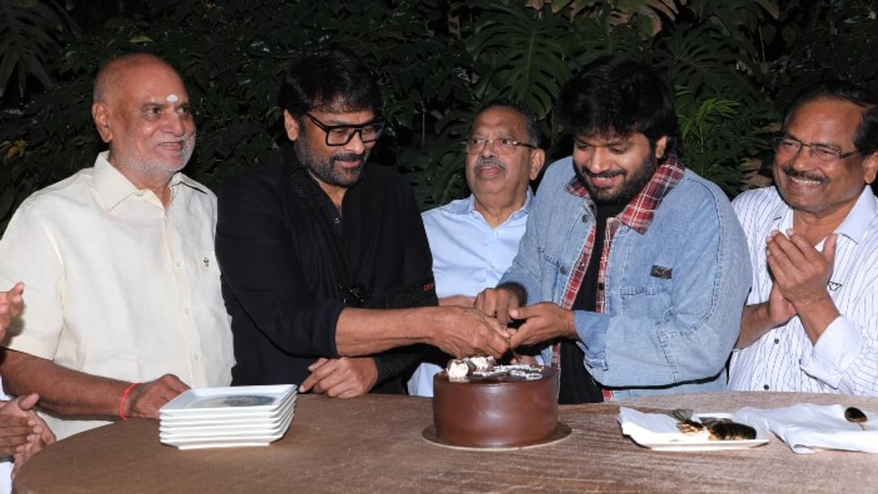 మెగాస్టార్ మూవీ సక్సెస్లో ఊహించని ట్విస్ట్! రాజకీయ నాయకులు, దర్శకుల సందడితో రచ్చ రచ్చ! మెగాస్టార్ మూవీ సక్సెస్లో ఊహించని ట్విస్ట్! రాజకీయ నాయకులు, దర్శకుల సందడితో రచ్చ రచ్చ!
