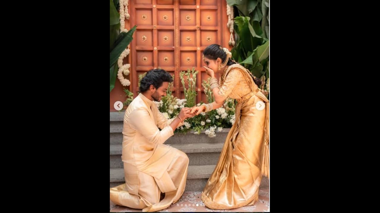 షాకింగ్: ఎంగేజ్మెంట్ చేసుకున్న షణ్ముఖ్ జశ్వంత్! కుందనపు బొమ్మలా వైష్ణవి!! షాకింగ్: ఎంగేజ్మెంట్ చేసుకున్న షణ్ముఖ్ జశ్వంత్! కుందనపు బొమ్మలా వైష్ణవి!!