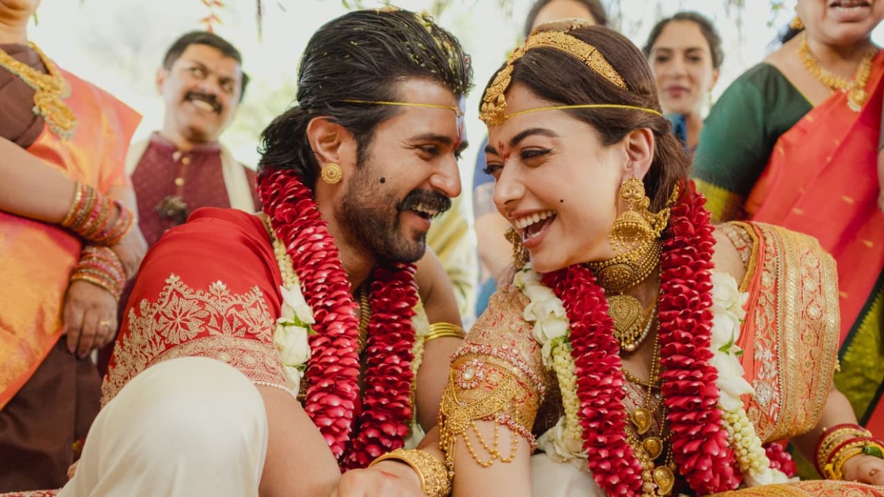 షాకింగ్: పెళ్లి కామెంట్స్తో రష్మిక సంచలనం! సినిమాలకు గుడ్ బై చెప్పేస్తుందా? షాకింగ్: పెళ్లి కామెంట్స్తో రష్మిక సంచలనం! సినిమాలకు గుడ్ బై చెప్పేస్తుందా?