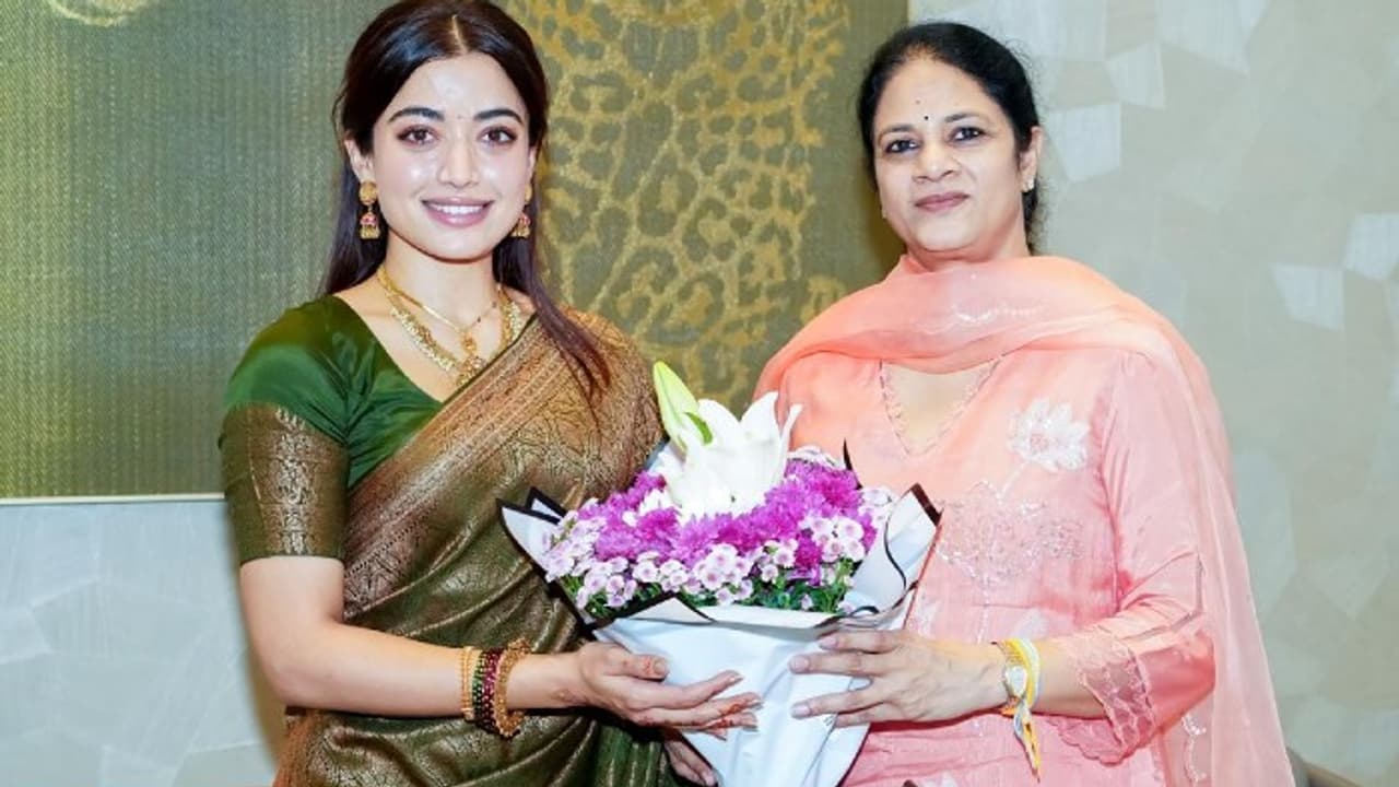 మాస్ న్యూస్: రష్మిక పెళ్లి తర్వాత రచ్చ! సీఎం భార్య అదిరిపోయే గిఫ్ట్! ఫోటోలు వైరల్!! మాస్ న్యూస్: రష్మిక పెళ్లి తర్వాత రచ్చ! సీఎం భార్య అదిరిపోయే గిఫ్ట్! ఫోటోలు వైరల్!!