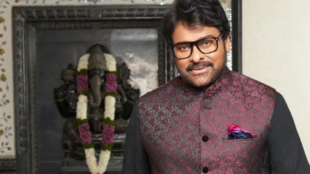 షాకింగ్: చిరంజీవి కాళ్ళు పట్టుకున్న శివాజీ! కృష్ణ గారి ఫ్యాన్స్ వేరయా అంటున్న నటుడు!! షాకింగ్: చిరంజీవి కాళ్ళు పట్టుకున్న శివాజీ! కృష్ణ గారి ఫ్యాన్స్ వేరయా అంటున్న నటుడు!!