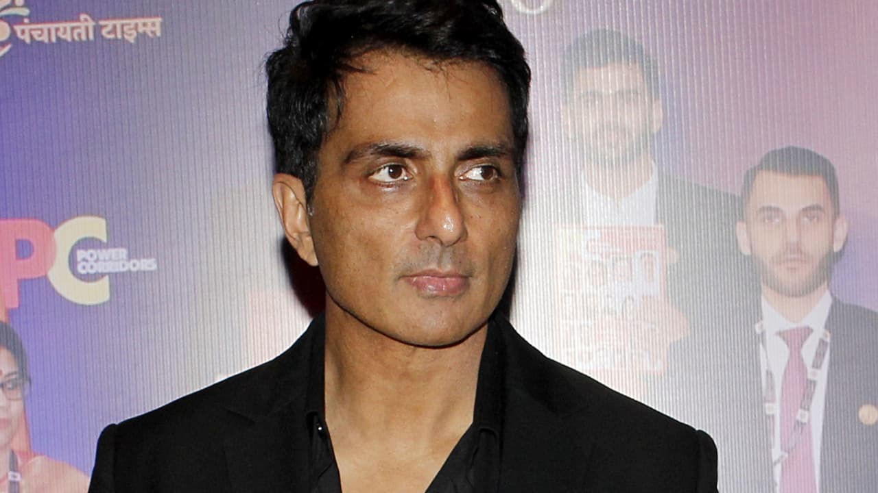 Sonu Sood Offers Free Accommodation to Dubai Travelers Amid Conflict Sonu Sood Offers Free Accommodation to Dubai Travelers Amid Conflict