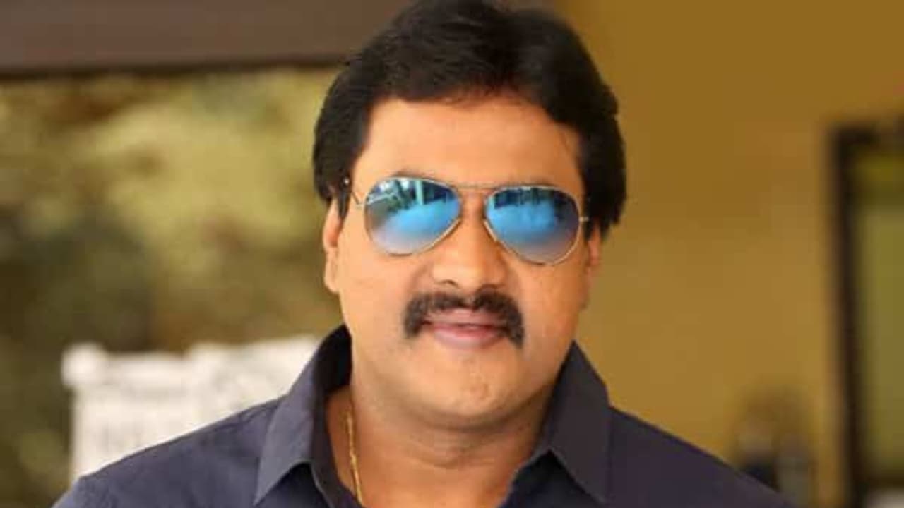 సునీల్ లైఫ్ లో ఇంత విషాదం ఉందా? తల్లి చేసిన సాహసానికి షాక్ అవ్వాల్సిందే! సునీల్ లైఫ్ లో ఇంత విషాదం ఉందా? తల్లి చేసిన సాహసానికి షాక్ అవ్వాల్సిందే!