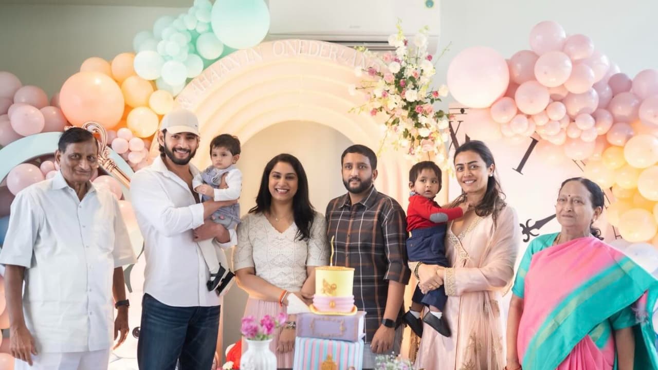 షాకింగ్: తమ్ముడి పిల్లల బర్త్ డే పార్టీలో మహేష్ బాబు మాస్ లుక్! ఫ్యాన్స్ కు పండగే!! షాకింగ్: తమ్ముడి పిల్లల బర్త్ డే పార్టీలో మహేష్ బాబు మాస్ లుక్! ఫ్యాన్స్ కు పండగే!!